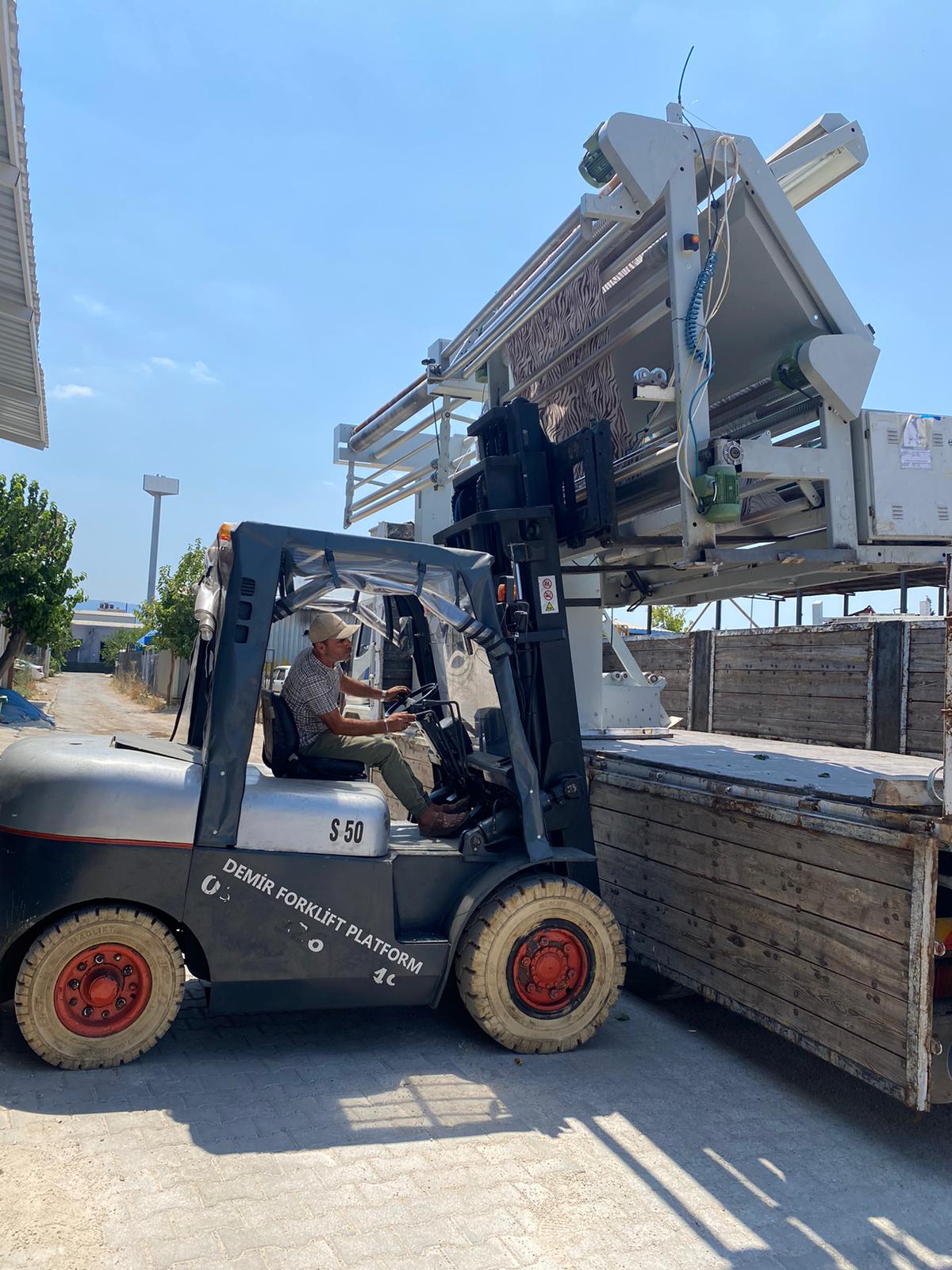 5 ton forklift ile tekstil makinesi indirme